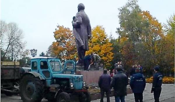 Ленин памятник Украина снесли